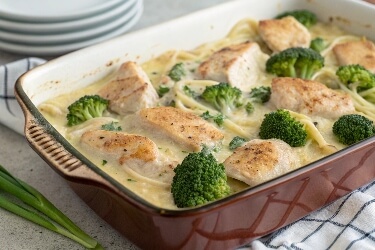 Chicken Broccoli Alfredo Bake combines tender chicken, fresh broccoli, and a creamy Alfredo sauce baked with pasta to perfection. This one-pan meal is rich, cheesy, and perfect for family dinners.