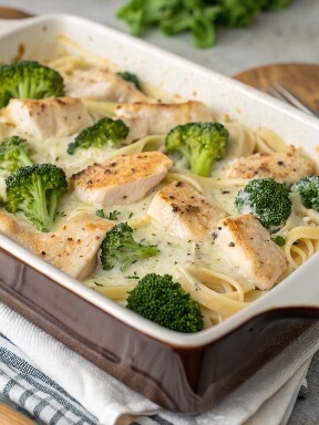 Chicken Broccoli Alfredo Bake combines tender chicken, fresh broccoli, and a creamy Alfredo sauce baked with pasta to perfection. This one-pan meal is rich, cheesy, and perfect for family dinners.